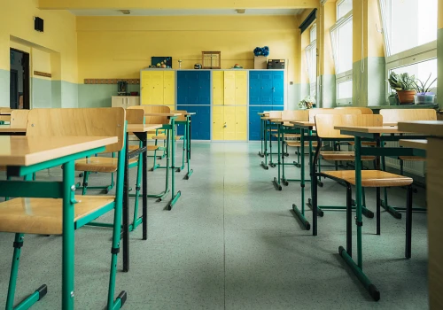 Po ostatnich alarmach MEN przyznaje, że placówki potrzebują jednolitych zasad dotyczących postępowania w sytuacjach zagrożenia. Co z poradnikiem bezpieczeństwa dla uczniów?