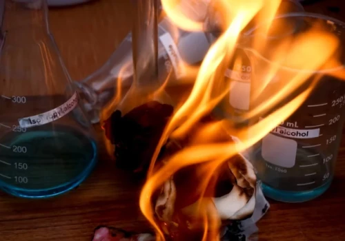 Groźny wypadek przed lekcją chemii. Szkoła ewakuowana, nauczycielka trafiła do szpitala