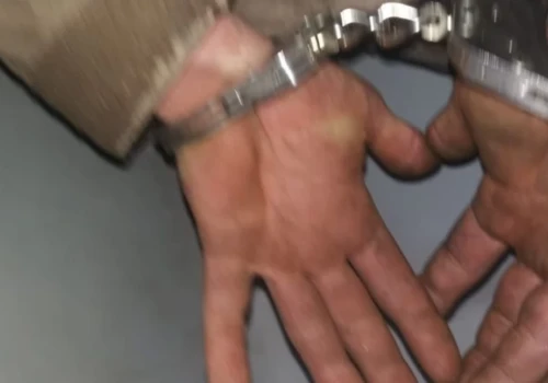 Niedzielny skok na dyskont w Jeleniej Górze. Włamywacz wpadł na gorącym uczynku z butelką w ręku