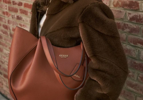 Duże torby wróciły. Te shopperki Guess i Valentino pomieszczą pół życia, a nadal wyglądają elegancko