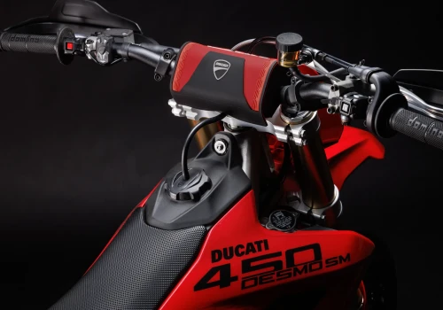 Ducati Desmo450 SM wygląda jak przepis na kłopoty. Właśnie taki miał być