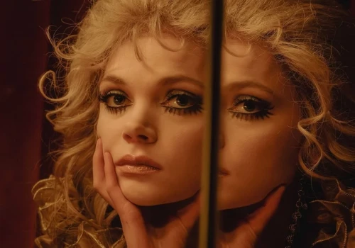 „Violetta Villas” – pierwszy zwiastun filmu już jest! Serialowa „Lalka” tym razem jako polska diva