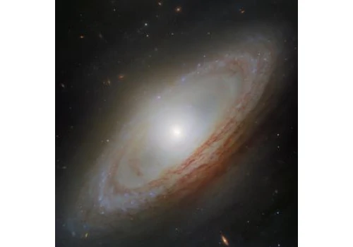 NGC 4698 pod lupą Hubble’a. Spiralna galaktyka z 