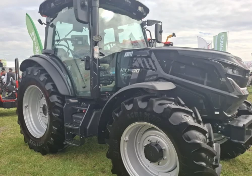 Czarny ciągnik błyszczał na Agro Show 2026. Ma kabinę i kierownicę, ale może jeździć sam