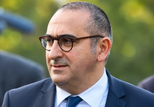 Francja: minister spraw wewnętrznych ostrzega przed rosyjską wojną hybrydową