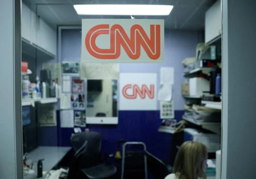 CNN, MS NOW i Politico pozywają Biały Dom. Chodzi o dostęp dziennikarzy