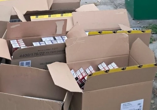 Wpadka na przygranicznym targowisku. Skarbówka przejęła dziesiątki tysięcy papierosów