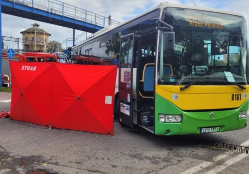 Chłopiec na hulajnodze uderzył w autobus. Nie żyje