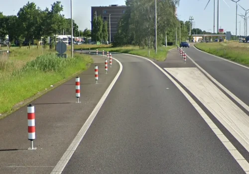 Holandia obstawia pobocza słupkami, by ciężarówki nie stawały tam na pauzy