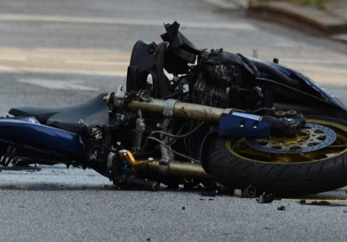 Wypadek przy węźle na autostradzie A4. Zginął 54-letni motocyklista