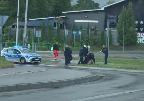 Nagi i pobudzony wskakiwał na jadące auta. Policjanci musieli użyć tasera
