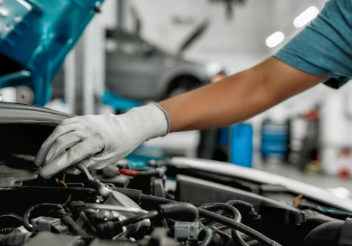 Silnik szarpie podczas jazdy. Dobry mechanik sprawdzi nie tylko świece