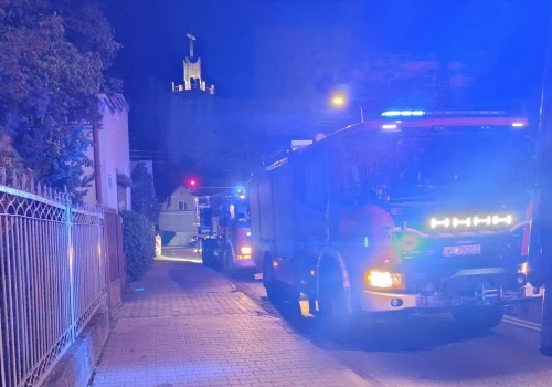 Nocny pożar domu przy Piłsudskiego w Ząbkach. Ogień pojawił się na dachu budynku