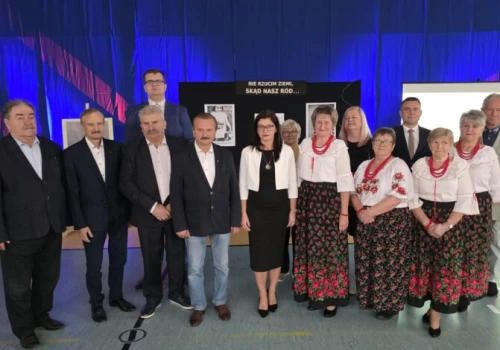 W Szkole Podstawowej im. J. Lompy w Starczy odbyła się prezentacja wystawy “Powstanie Zamojskie”