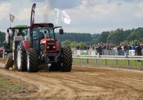 Traktory od 200 do 2000 KM. Tractor pulling na Agro Show 2026 przyciągnął tłumy