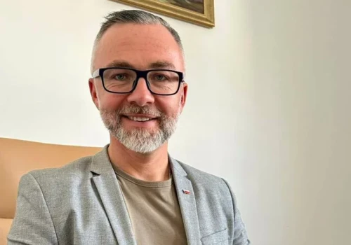 Quiz o tatuażach i przejażdżki kabrioletem. Polityk odpowiada na zarzuty