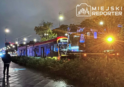 Wykolejenie tramwaju na Żoliborzu. Pojazd wpadł w słupki