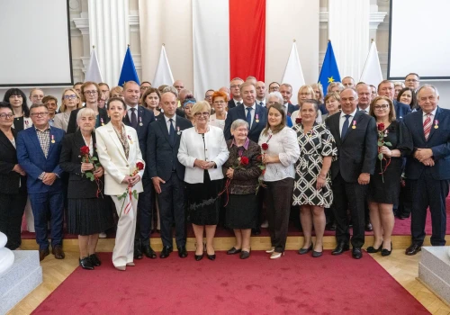 Strzelił do sąsiadki, uratowała ją matka z synem. Dostali medal w Rzeszowie wraz z 59 innymi mieszkańcami regionu