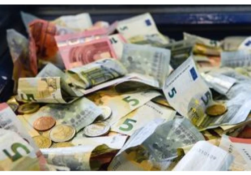 Miliony euro ukryte w ścianach i pod podłogą. Wynosili je wiadrami