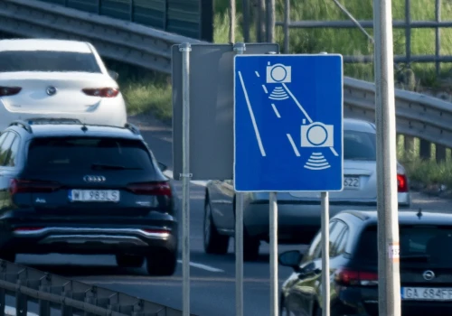 Czy zjazd na stację paliw ratuje przed odcinkowym pomiarem prędkości?