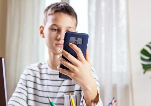 Smartfony w szkołach? Zamiast zakazywać, lepiej dzieci edukować