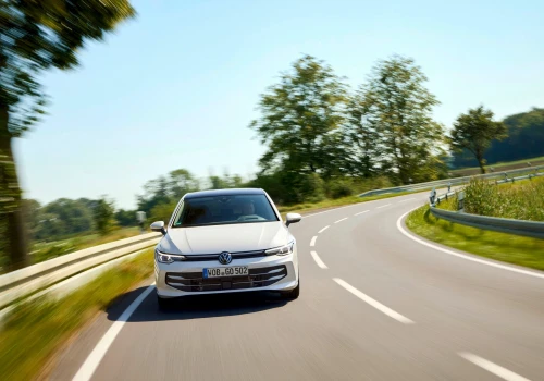 Golf Hybrid w jeszcze bardziej przystępnej cenie. 136 KM, jazda na prądzie bez ładowania i dwa poziomy wyposażenia