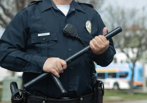 Kupił pałkę teleskopową na Allegro. Zanim dotarła paczka, zapukała do niego policja