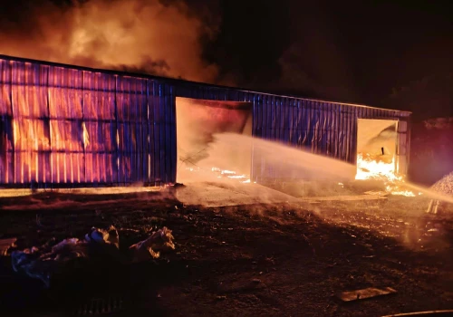 Nocny pożar hali w Wieluniu. W akcji 16 zastępów straży pożarnej