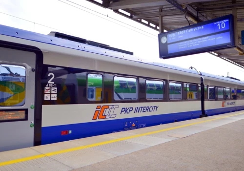 Zastąpił menu tonowe w PKP Intercity i rozmawia jak człowiek. Hellobot ma 5 mln zł na ekspansję