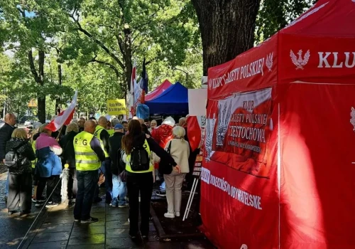 Nocny incydent w miasteczku pod Trybunałem Konstytucyjnym. 