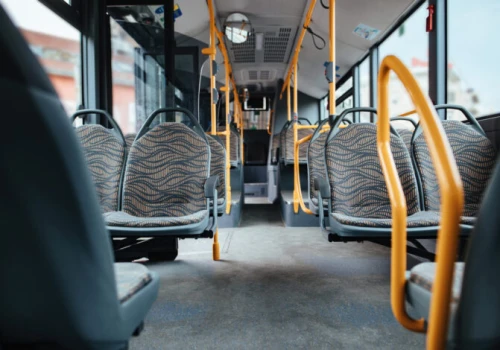 Bezpiecznie, tanio i bez stresu. Dlaczego warto zamienić auto na autobus?
