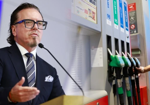 Minister odpowiada na pytania o paliwa. 