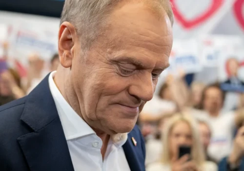 Tusk po nowym sondażu przeprosi się z koalicjantem. 231 to liczba warta zachodu