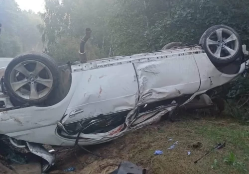 Na łuku wypadł z drogi i dachował. Kierowca BMW trafił do szpitala