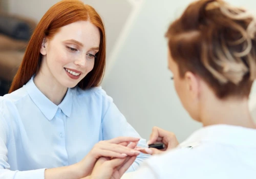Stylistki robią go zamiast zwykłego frenchu. Najmodniejszy manicure jesieni