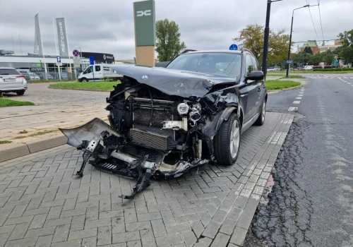 BMW uderzyło w autobus rejsowy na rondzie w Lublinie