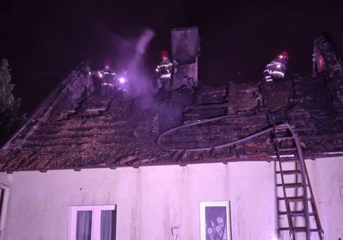 Ogień pojawił się w środku nocy. Płonął dach domu w Olsztynie