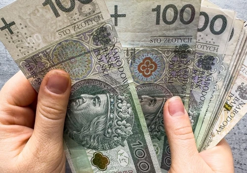 Polacy kupują więcej niż rok temu. Na topie samochody, meble i sprzęt