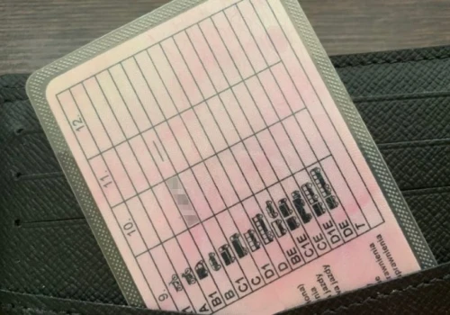 Jak zyskać kilka miesięcy na wykasowanie punktów karnych? Legalny manewr polskich kierowców pod lupą