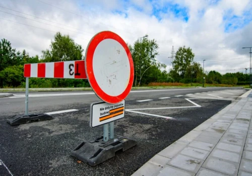 Remont zakończony, ale kierowcy nie mogą przejechać. Spór o ulicę Kaczeńcową w Łodzi