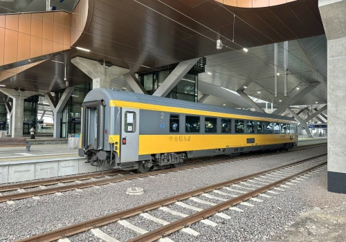 Samotny wagon stoi na stołecznej stacji. Hej RegioJet, zapomnieliście o czymś