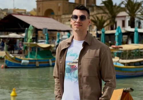 Bayera stanął przed niecodziennym zadaniem. Wokalista disco polo musiał szybko reagować