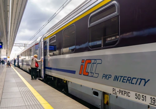 PKP Intercity stawia na OZE. Spółka kupuje zieloną energię