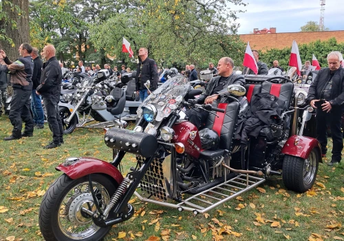 Ponad 700 motocykli, muzyka i wielkie serca. XVIII Zakończenie Sezonu Motocyklowego w Białej mimo deszczu przyciągnęło tłumy (zdjęcia)