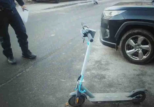 Zielona Góra. Hulajnogą uderzył w bok Toyoty i nie przyjął mandatu. Sąd nie miał litości