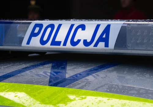 Kierowca wysiadł z auta i… upadł na chodnik. Miał trzy promile