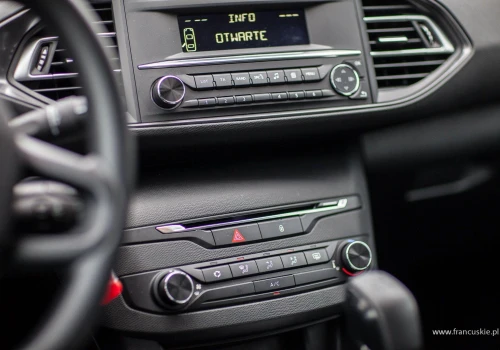 Radio znika z nowych samochodów. Francuzi chcą obowiązkowego FM i DAB+