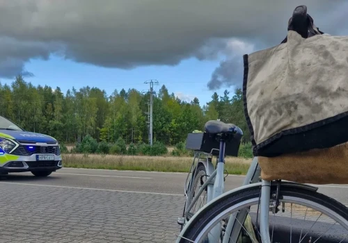 Chciała ominąć maszynę budowlaną. Rowerzystka trafiła do szpitala