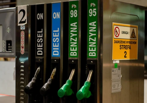 Droga benzyna i diesel napędzają elektryki. Miesięczne korzyści kierowców idą w setki złotych