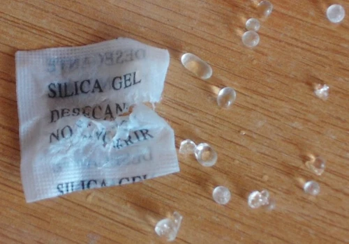 Saszetki z kuleczkami nie są śmieciem. Przydadzą się w butach, torbie i garażu